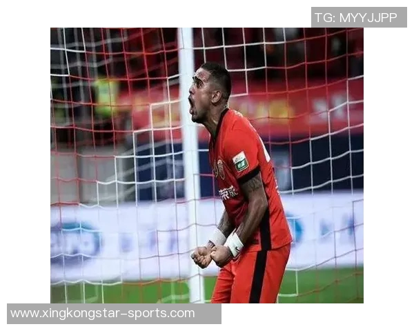 一位以单字名字闻名的足球球星他如何在赛场上创造传奇与突破 一位以单字名字闻名的足球球星他如何在赛场上创造传奇与突破